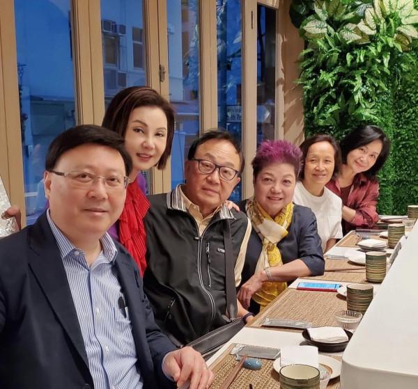 許冠文攜妻參加聚會,結婚49年仍恩愛,霍英東兒媳息影40年罕露面 許冠文攜妻參加聚會,結婚49年仍恩愛,霍英東兒媳息影40年罕露面