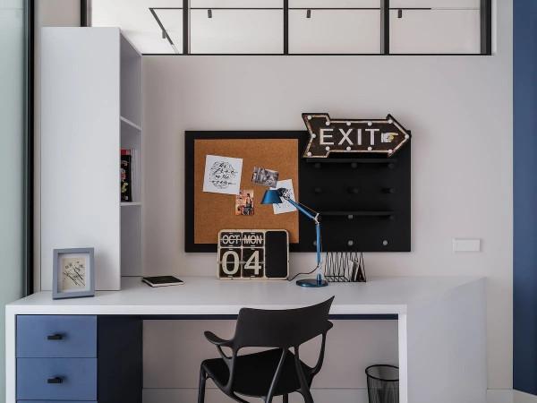 一個看著舒服的房子，靠得絕對不是豪裝，他家因藍色而在網上走紅