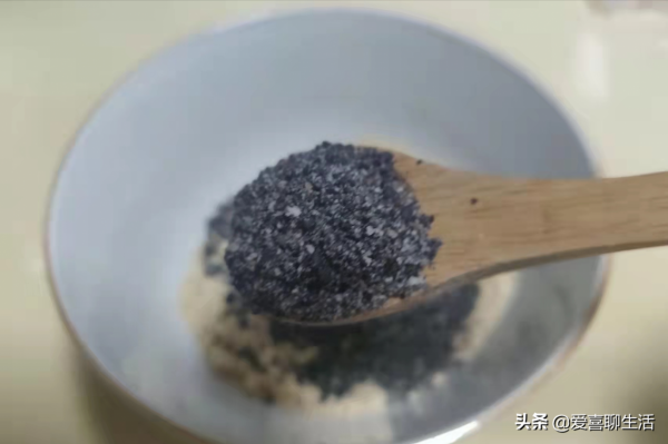 冬天少吃核桃多吃芝麻，頭髮乾燥面板粗糙多吃點，泡著吃真的好香