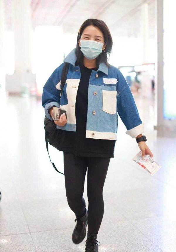 何潔瘦身後太會穿了,拼色牛仔外套配健身褲,穿出1米65的氣場 何潔瘦身後太會穿了,拼色牛仔外套配健身褲,穿出1米65的氣場