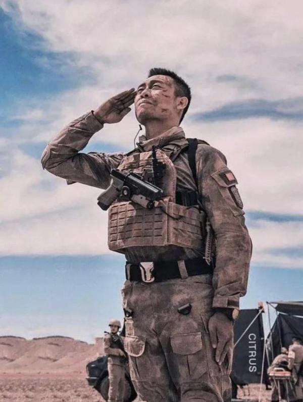 同樣是演軍人，肖戰張譯氣場強，黃景瑜像小混混，差別在於體態？