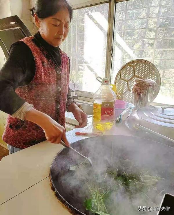 我，32歲，爸媽離婚後不婚不育，和奶奶在農村生活，每天6點起床