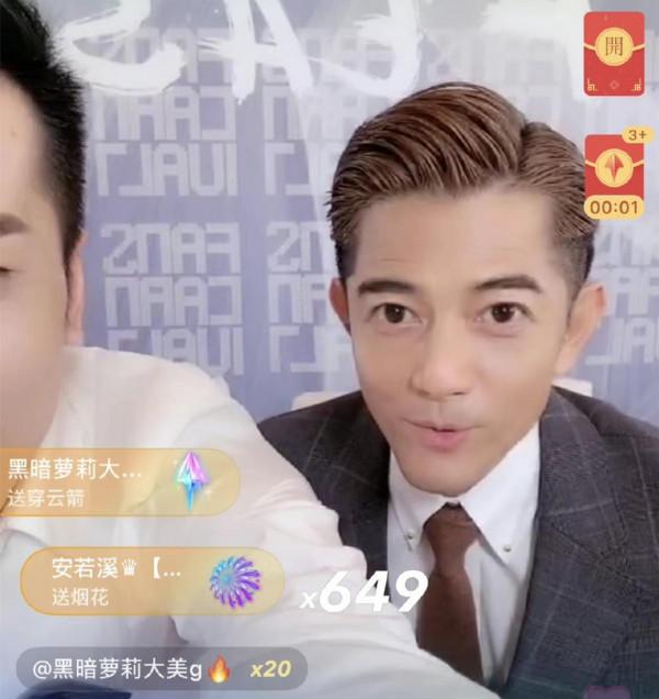 明明男帥女美,怎麼一開美顏就成了外星人? 明明男帥女美,怎麼一開美顏就成了外星人?