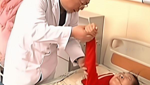 因母親過度溺愛，35歲女兒假裝癱瘓20年，最後竟“弄假成真”