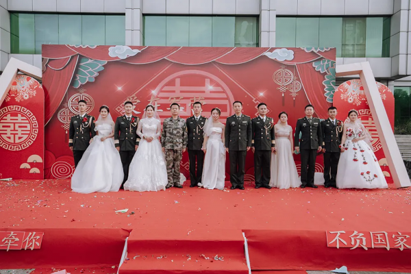 浪漫軍婚:軍車當婚車,嫁人就嫁軍隊好兒郎 浪漫軍婚:軍車當婚車,嫁人就嫁軍隊好兒郎