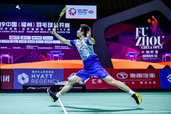 羽毛球單打步法總則和三分則，在保持重心前提下，使重心位移最少