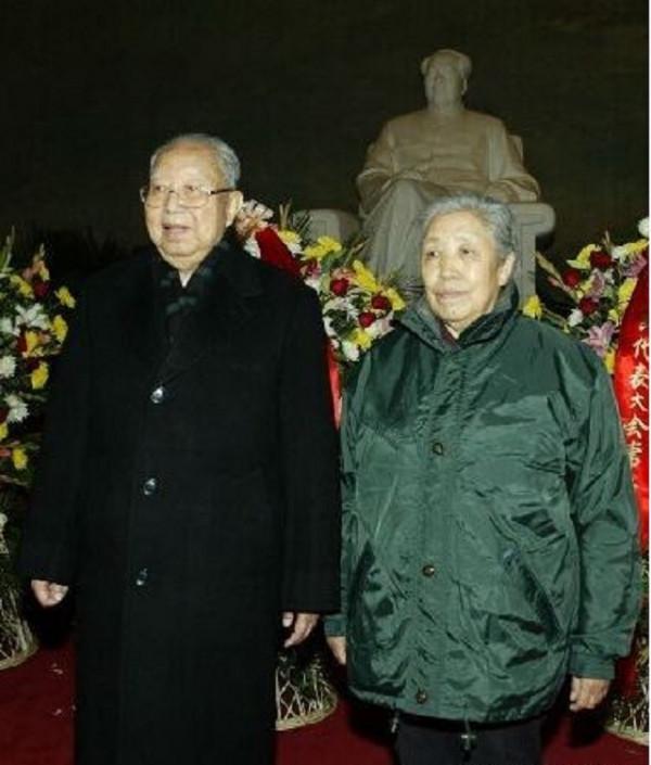 華國鋒晚年想去毛主席紀念堂,被家人阻攔後,說道:這是最後一次 華國鋒晚年想去毛主席紀念堂,被家人阻攔後,說道:這是最後一次