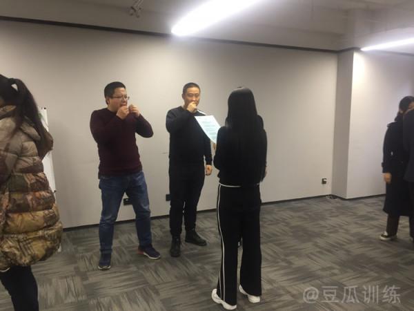 精彩的開場白形成良好的第一形象