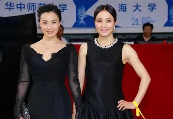 大陶紅和小陶虹同穿黑色裙裝登臺,一個柔美秀氣,一個簡約成熟 大陶紅和小陶虹同穿黑色裙裝登臺,一個柔美秀氣,一個簡約成熟