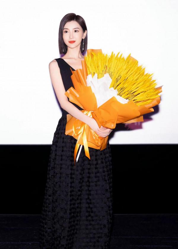 毛曉彤，淺笑梨渦，膚白貌美