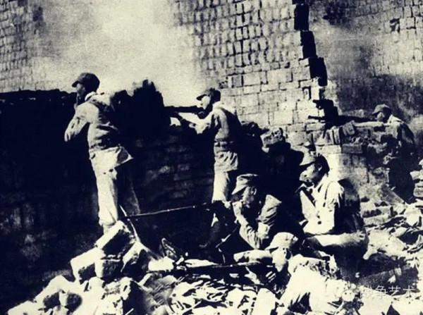 這位將軍躺在擔架上指揮部隊與日軍血戰，犧牲後日軍掘其墳墓洩憤