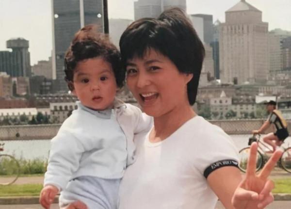 李玲玉：21歲嫁初戀，34歲再嫁猶太富商，和混血兒子的相處很特別