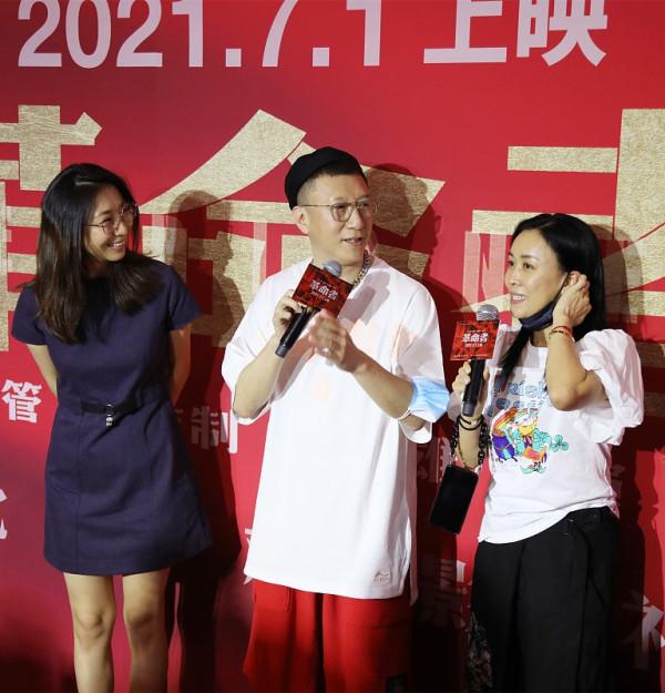 孫紅雷老婆畫上淡妝，穿小領口的服裝，高階感也不輸那英