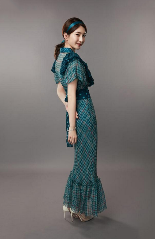 被江疏影氣質折服!如此花哨的裙裝上身不僅不俗,反倒穿出高階感 被江疏影氣質折服!如此花哨的裙裝上身不僅不俗,反倒穿出高階感