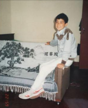 “古老師”保劍鋒:28歲爆紅,37歲跌落神壇,老婆46歲為他生子 “古老師”保劍鋒:28歲爆紅,37歲跌落神壇,老婆46歲為他生子