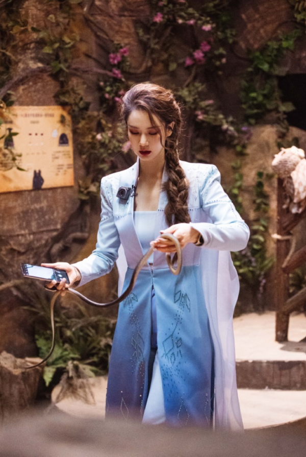 戚薇冰雪女王造型驚豔觀眾