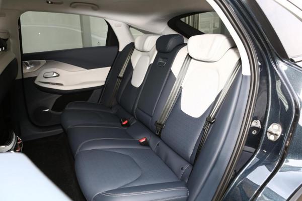 極狐阿爾法S：外觀時尚新潮，中大型車，最大馬力435PS，配置齊全