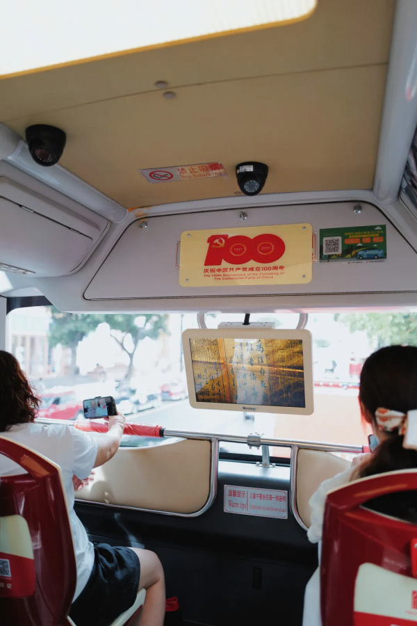 這輛“百年限定”的紅色巴士，今年特別值得坐上一坐