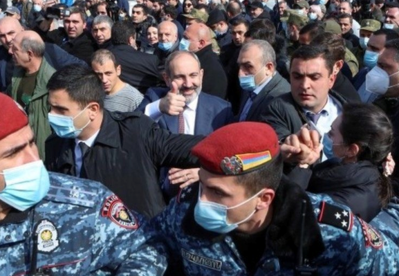 亞美尼亞總理帕希尼揚，戰敗前被人民奉為英雄，戰敗後四面楚歌