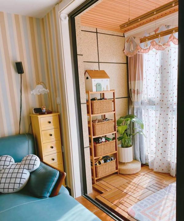 她把家佈置得像童話小屋，乾淨又溫馨，充滿了煙火氣，真想照著裝