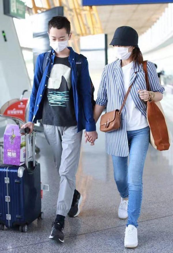 海清帶兒子“蛋妞”走機場，兒子身材高大氣質文藝，五官超像媽媽