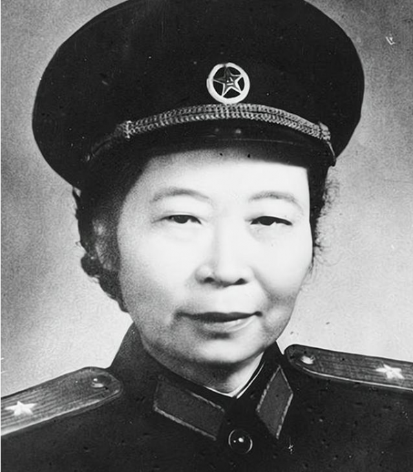 開國女少將回鄉，曾毒打過她的前夫嚇得睡不著，她如何處理的？