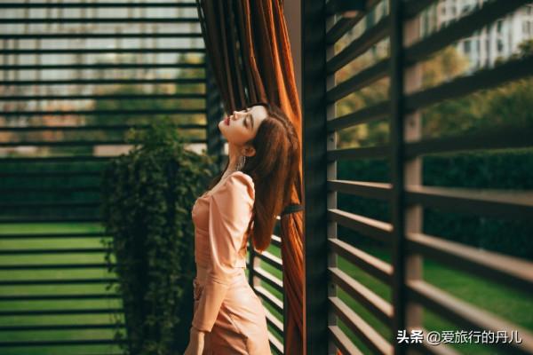 古力娜扎一襲櫻花粉皮裙造型，魅力十足