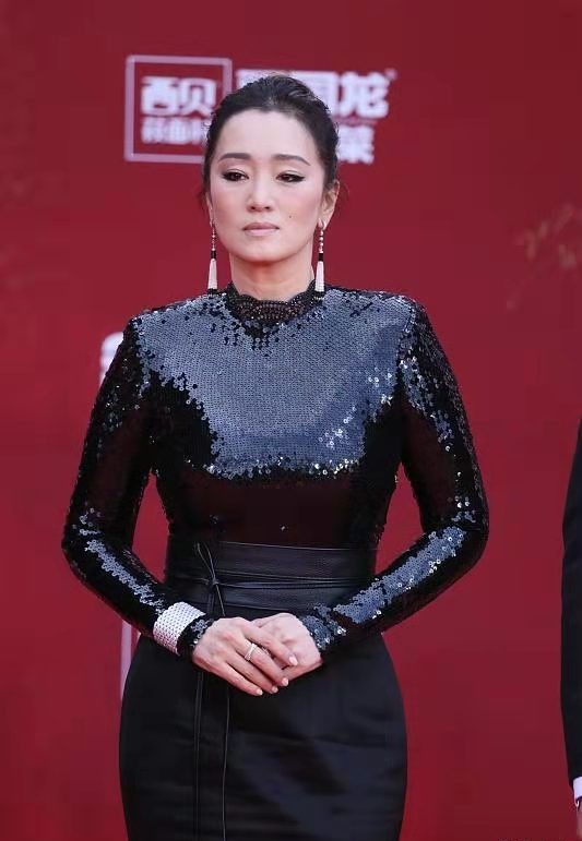 紅毯女王強勢迴歸！鞏俐一襲高腰開叉裙居C位，兩邊男神瞬間遜色