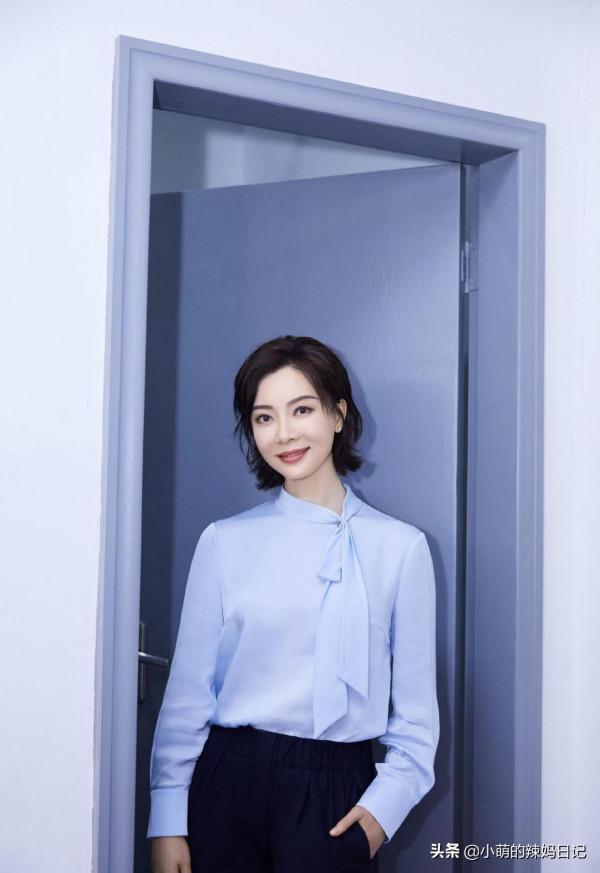 真正見過世面的女人，穿襯衫很少配西裝褲，看陳數就知道了