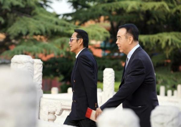 文代會內場罕曝光，眾星席地而坐接地氣，丫丫、陳寶國乘大巴前往