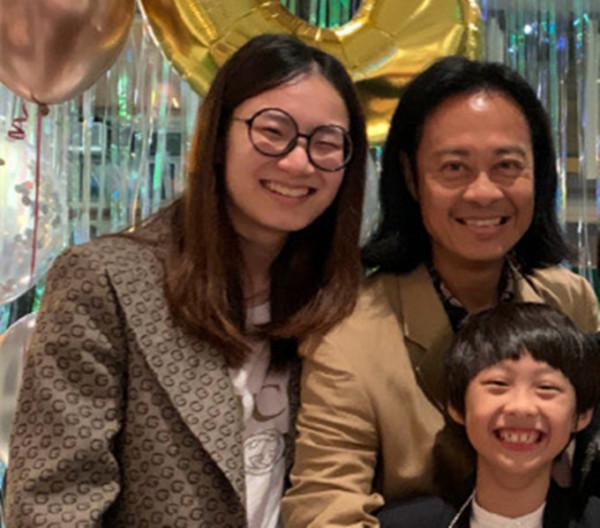 草蜢組合蔡一智為繼女慶生，緊摟對方表現親密，沒血緣卻視如己出