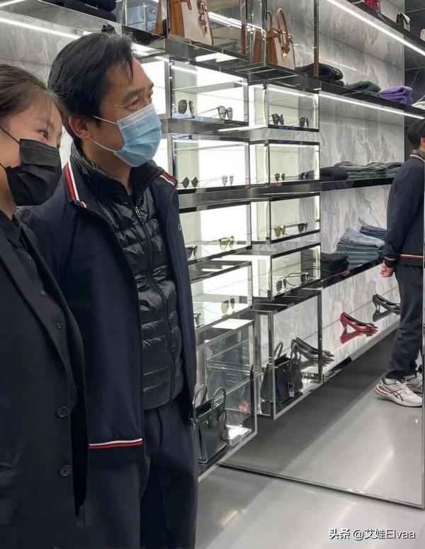 59歲梁朝偉真會打扮！穿500夾克配小腳褲合影，髮際線後移顯滄桑