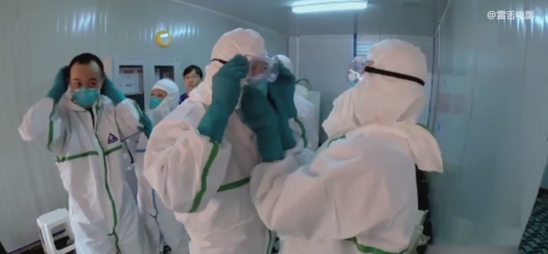 非洲難民打群架,中國維和部隊趕到,兩招把他們制服!紀錄片 非洲難民打群架,中國維和部隊趕到,兩招把他們制服!紀錄片