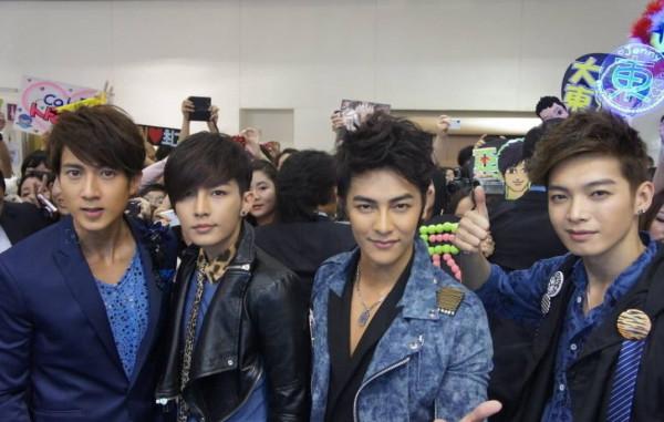 受傷後還在繼續表演!從敖犬的敬業背後,審視中年藝人的不易 受傷後還在繼續表演!從敖犬的敬業背後,審視中年藝人的不易