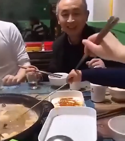 簡單粗暴有效!河南一熊孩子亂濺火鍋湯水,家長立馬教育獲贊 簡單粗暴有效!河南一熊孩子亂濺火鍋湯水,家長立馬教育獲贊