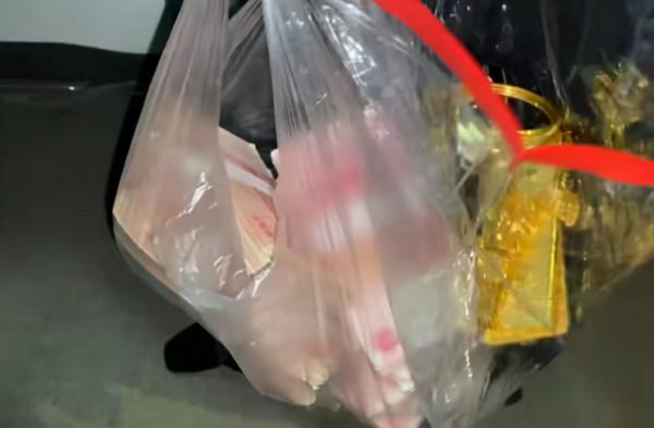 陳亞男父母有多豪？後備箱灑落16萬現金，十幾萬的金條用塑膠袋裝