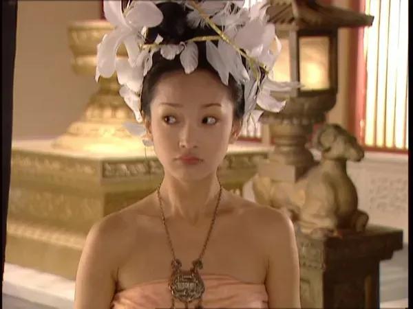 用每年一張劇照的形式，呈現周迅17歲至47歲出道30年的容貌變化