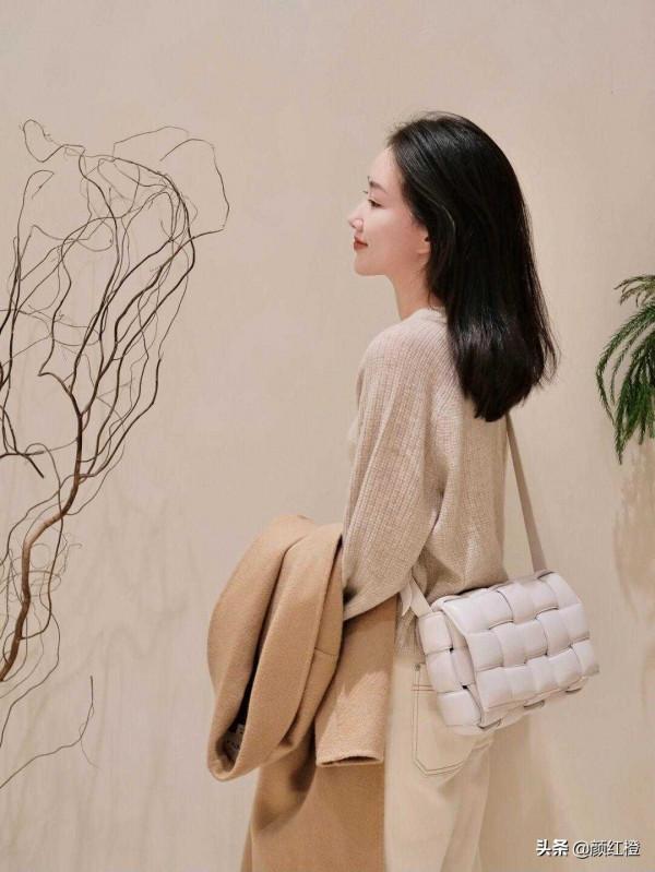 秋冬如何穿出高階感？大衣搭配煙管褲保暖舒適，氣場全開還時髦