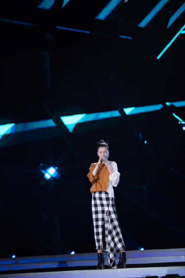 譚維維對自己真狠！渾身都是鋼絲網的裙子也敢穿，不嫌磕得慌嗎？