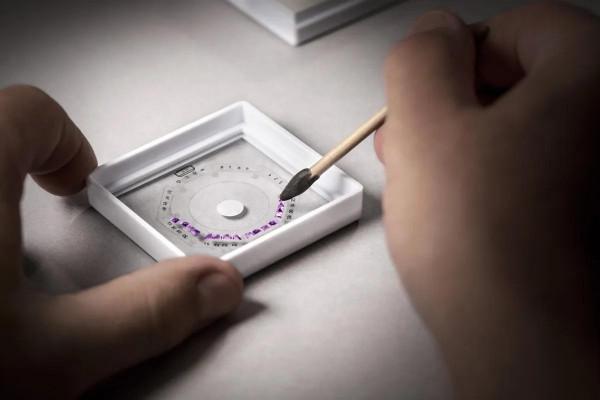 夢幻紫水晶與閃亮霜金工藝：愛彼推出兩款自動上鍊計時碼錶