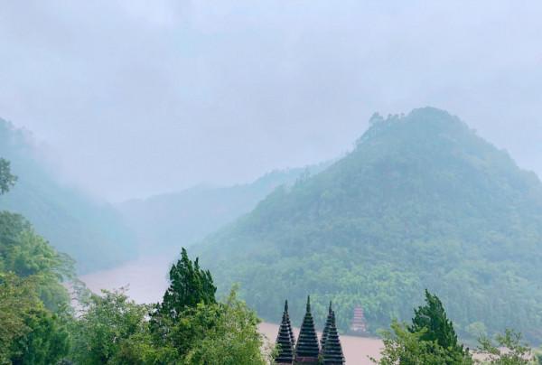 四川一景區被廢棄後，雜草叢生彷彿失落古城，意外爆紅網路