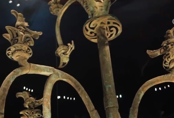 三星堆再次出土一件青銅神樹：耗時4個月發掘