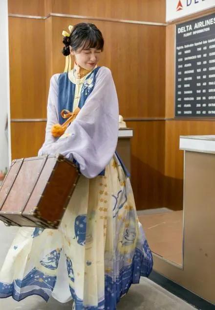 周星馳乾女兒真長大了，穿國風裙顯得好俏皮，沒了“假小子”氣質