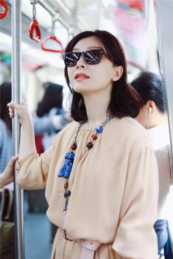 42歲陳數真不顯老,穿香檳金連體裝嫩成少女,說她20歲我都相信 42歲陳數真不顯老,穿香檳金連體裝嫩成少女,說她20歲我都相信