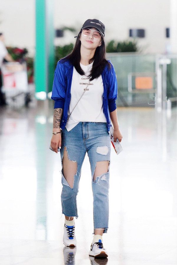 譚維維對襪子是有多愛?整個造型就襪子最搶眼,十分大膽有型 譚維維對襪子是有多愛?整個造型就襪子最搶眼,十分大膽有型