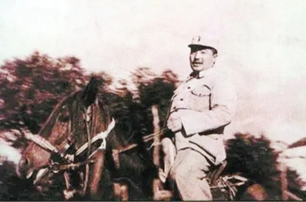 一乞丐冒死救下3歲女孩,視為親生骨肉,臨終前:你的生父是賀龍 一乞丐冒死救下3歲女孩,視為親生骨肉,臨終前:你的生父是賀龍