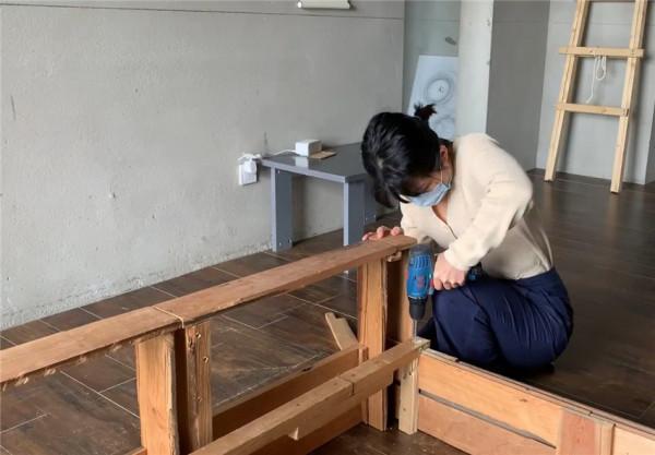 姑娘徒手裝修130㎡毛坯房，傢俱100%手工製作，網友：膜拜