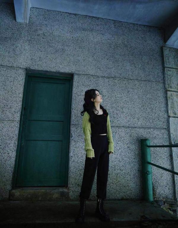 趙麗穎張碧晨倆辣媽同框，同穿針織衫溫柔恬靜，少女氣息溢滿螢幕