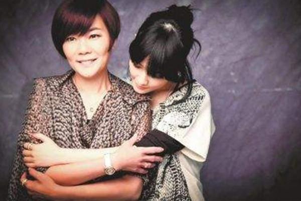 范曉萱：與母親斷絕聯絡，不結婚生子還摘除子宮的她，依然如少女