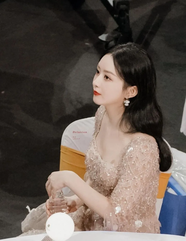 生圖美過精修，趙麗穎靠側顏封神了